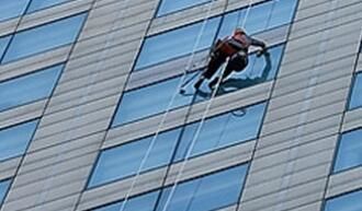 高空保潔的時候，如何刮去多余的水痕呢？